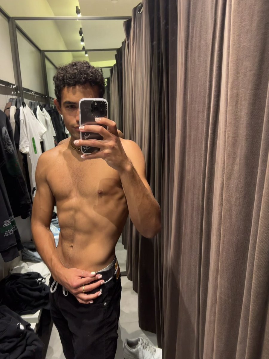 markaoki21's tweet photo. Ok but the lighting in zaras dressing room https://t.co/nQUEAvUXpR