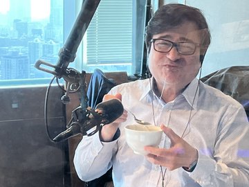 ジョン カビラの経歴が凄い 出身高校や大学はどこ 兄弟や楽天カードは誰 チヨコ デリシャスのおいしいニュース