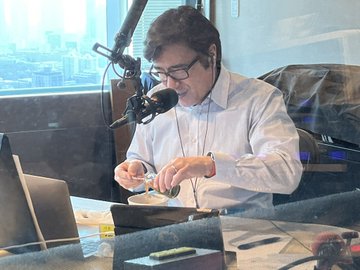 ジョン カビラの経歴が凄い 出身高校や大学はどこ 兄弟や楽天カードは誰 チヨコ デリシャスのおいしいニュース