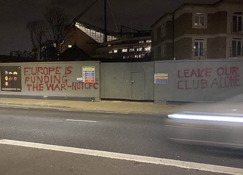 CFCPys's tweet photo. Outside Stamford Bridge 😳 

📸 Via @CarefreelewisG2 https://t.co/t0QdxMMA6J