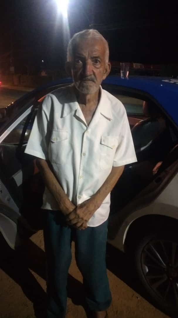 PMERJ's tweet photo. #DeVoltaaoLar
Idoso perdido e debilitado é resgatado por policiais do #BPRv na RJ-130, altura de Albuquerque.
Policiais que patrulhavam a região foram informados do caso por populares e conseguiram localizá-lo.
Em seguida, a equipe o conduziu são e salvo para o seio familiar. https://t.co/FNg4GTqF5S