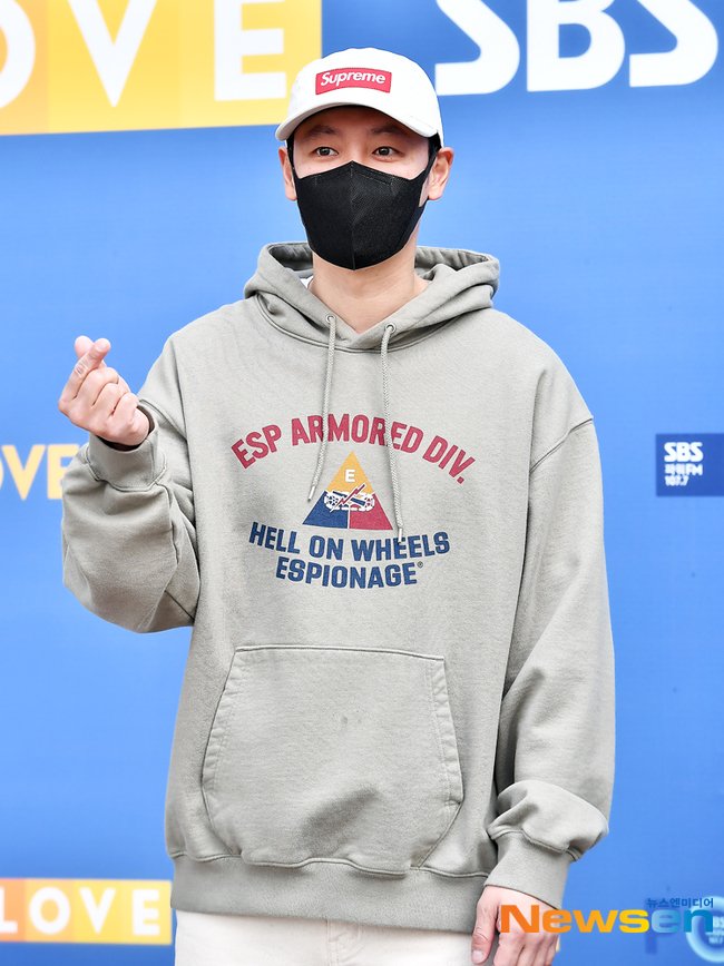 아니 이런 ㅈㅓ 저 손가락하트 뭐람 😭😭😭