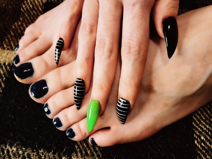 Painted my toe nails today #nails #GreenEnergy #Mmemberville #StonerFam #StPatricksDay    #thursdayvibes<a href="/tag/nails"class="tags">#nails</a><a href="/tag/greenenergy"class="tags">#GreenEnergy</a><a href="/tag/stpatricksday"class="tags"><span>#stpatricksday</span></a><a href="/tag/stonerfam"class="tags"><span>#stonerfam</span></a><a href="/tag/thursdayvibes"class="tags"><span>#thursdayvibes</span></a><a href="/tag/mme"class="tags"><span>#mme</span></a>