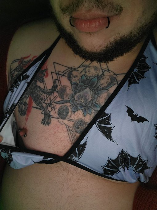 Hairy, fat, and femme 💚🦇🔥 #nonbinary #ftmslut https://t.co/12oObdfvkY<a href="/tag/nonbinary"class="tags">#nonbinary</a><a href="/tag/ftmslut"class="tags">#ftmslut</a>