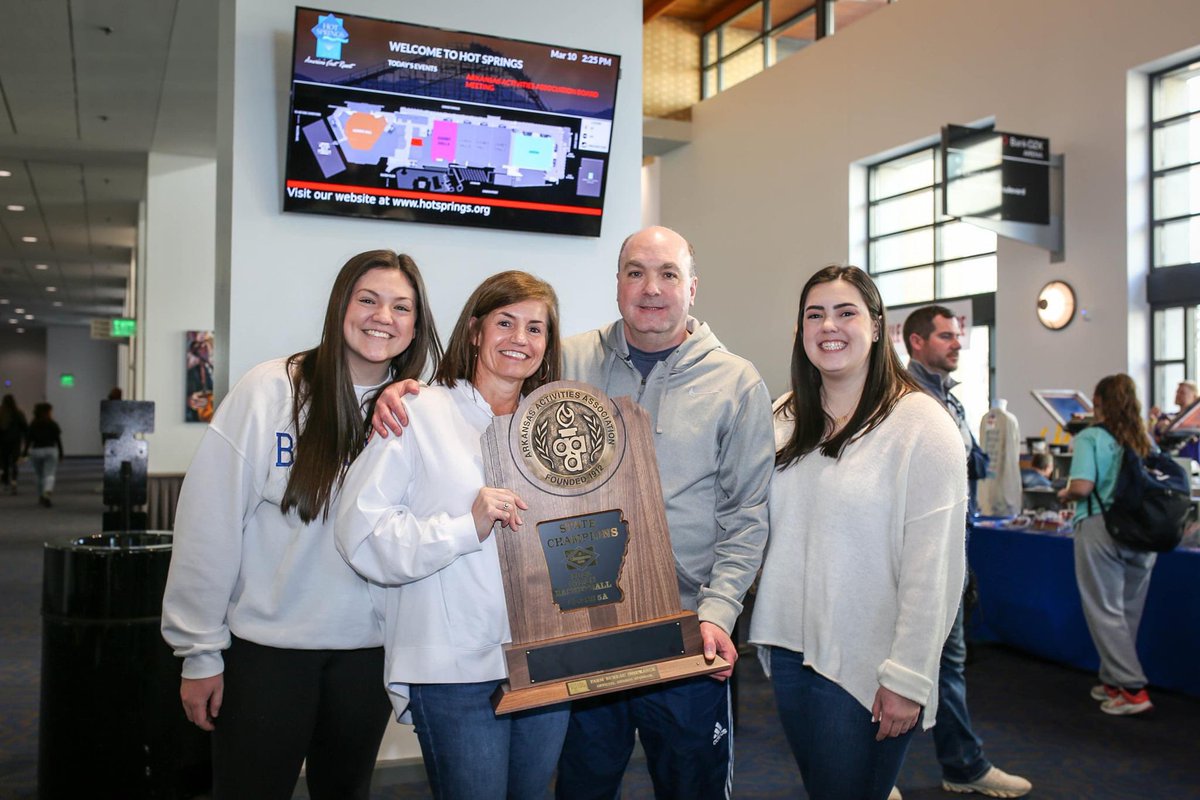 Coach Reeves and His Girls @DanaReeves2 <a href="/tim_radio/">Tim Terry 🎤</a>