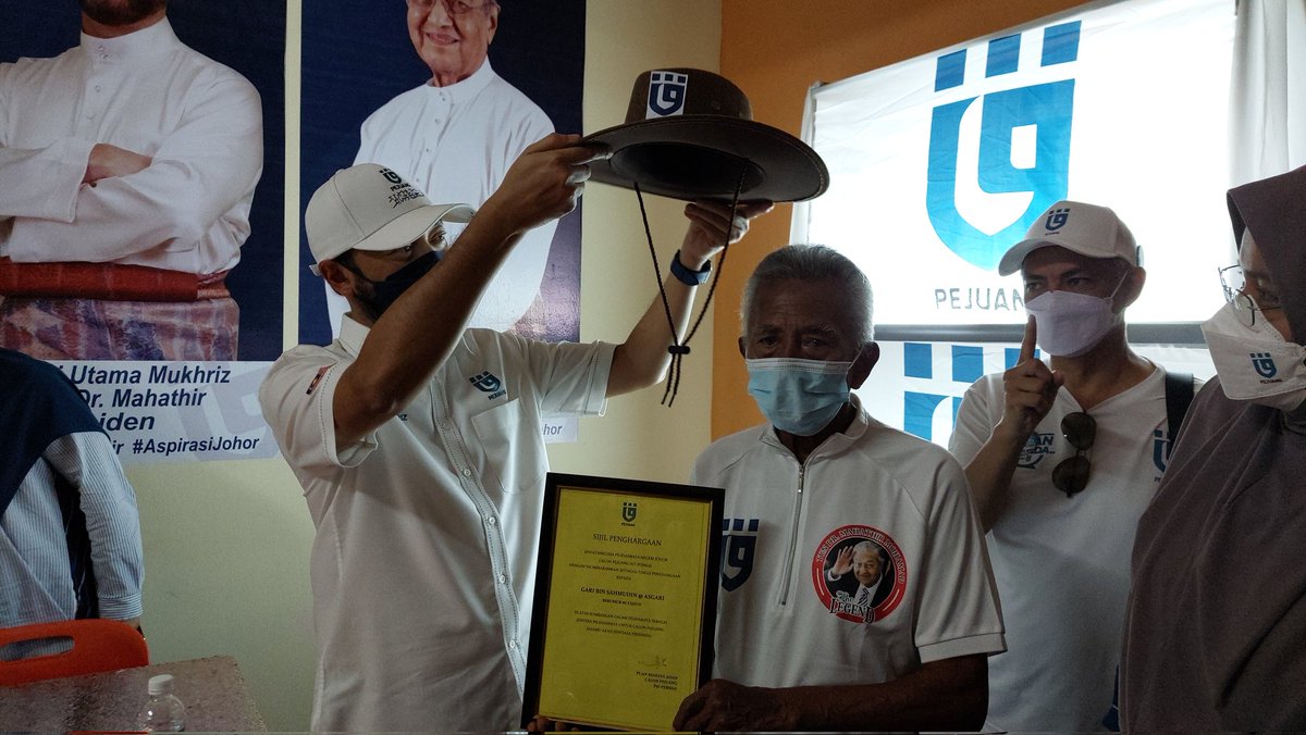 AhadMahaya's tweet photo. Penyampaian Sijil penghargaan kepada En. Gari Bin Sahmudin, berumur 84 tahun. Di atas sumbangan sebagai jentera pilihanraya untuk calon Pejuang. Kami amat bertuah menerima khidmat dari beliau. Terima Kasih. 
#pilihpejuang 
#PRNJohor2022
#AspirasiJohor
#MahayauntukPermas https://t.co/nH8ITNDkUL