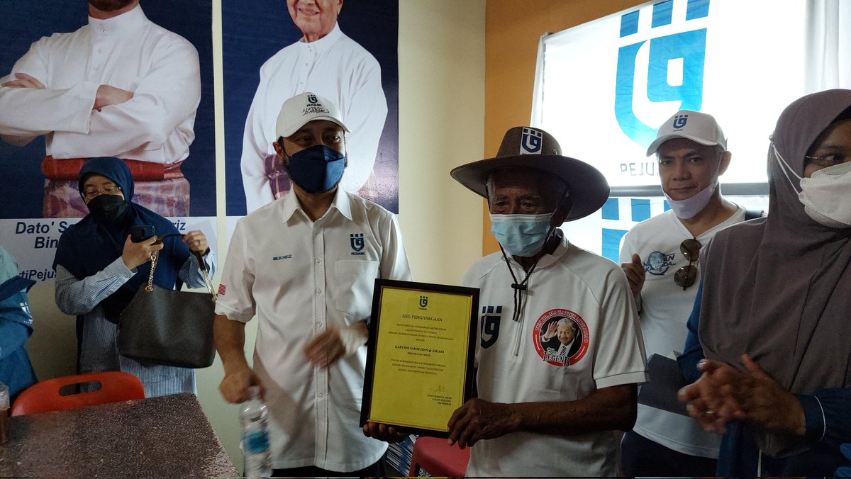 AhadMahaya's tweet photo. Penyampaian Sijil penghargaan kepada En. Gari Bin Sahmudin, berumur 84 tahun. Di atas sumbangan sebagai jentera pilihanraya untuk calon Pejuang. Kami amat bertuah menerima khidmat dari beliau. Terima Kasih. 
#pilihpejuang 
#PRNJohor2022
#AspirasiJohor
#MahayauntukPermas https://t.co/nH8ITNDkUL