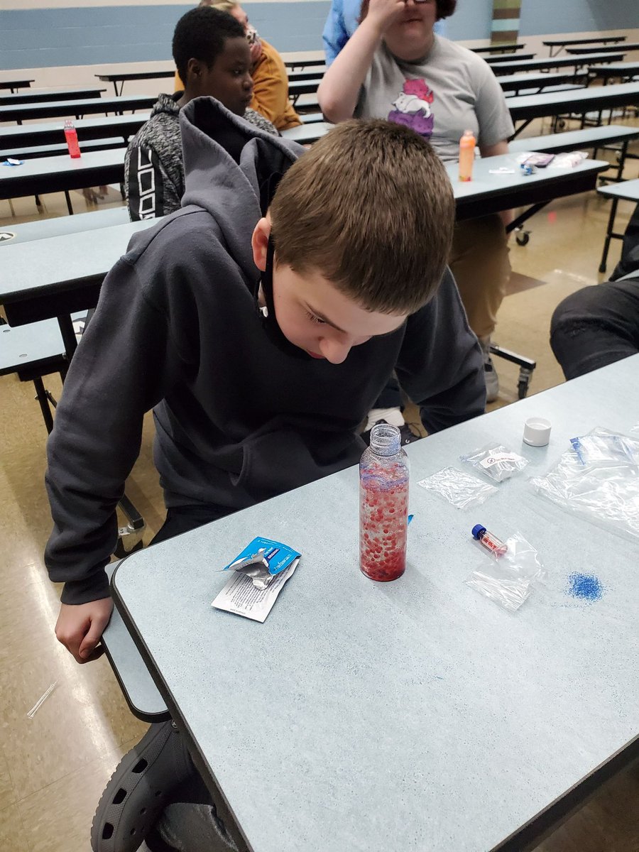 missprater_'s tweet photo. 21st century kids made lava lamps this week with our favorite OHWOW teacher Mr. Ralph &amp; man were they engaged! @OHWOWKids https://t.co/QcDcROs6P4