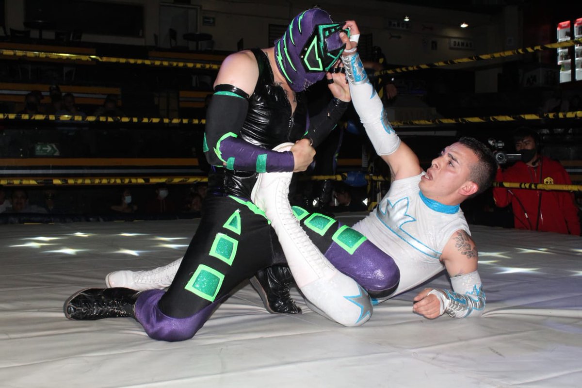 LUCHALIBREIWRG's tweet photo. #TNGIWRG | ¡Iniciaron las acciones!

Los elemento de #TryOut2022 siguen dando de que hablar y en la primera lucha de la noche Prince Turbo y Rey Eclipse superaron a la pareja de Súper Cometa y Baby Star Jr.

📸 Gabriel Meza
En VIVO ⏯️ https://t.co/DYA3Xks2ae https://t.co/4tMBeh29ku