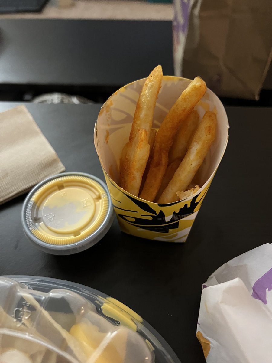 lexxy_11's tweet photo. Couldn’t wait to get nacho fries for dinner @tacobell the 4 fries they gave me were good tho! https://t.co/KMqCbhLecA