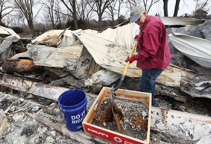 HutchNews's tweet photo. Those who lost their homes in the Cottonwood Complex Wildfire returned to sift through the ash to find any possessions spared by the fire. Photos: https://t.co/JmE75zUDp6 https://t.co/yA6M79iEQJ