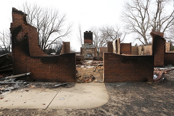HutchNews's tweet photo. Those who lost their homes in the Cottonwood Complex Wildfire returned to sift through the ash to find any possessions spared by the fire. Photos: https://t.co/JmE75zUDp6 https://t.co/yA6M79iEQJ