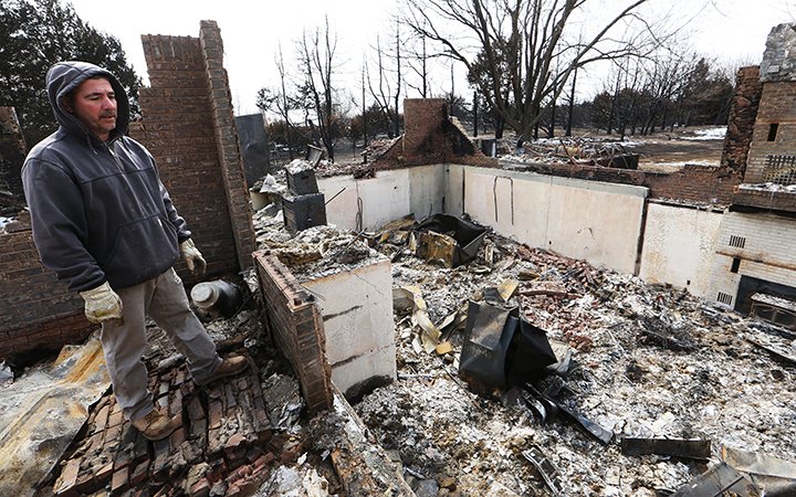 HutchNews's tweet photo. Those who lost their homes in the Cottonwood Complex Wildfire returned to sift through the ash to find any possessions spared by the fire. Photos: https://t.co/JmE75zUDp6 https://t.co/yA6M79iEQJ