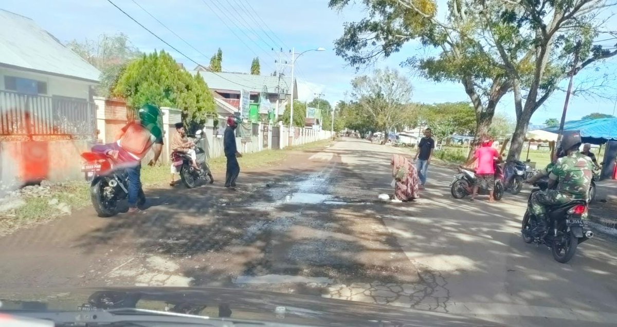Kecelakaan lagi. Kali ini ibu2 di jlan Propinsi. Gimana ni <a href="/dishub_aceh/">Dishub Aceh</a> <a href="/pupr_aceh/">HUMAS PUPR ACEH</a> ?? Kapan jalan ni ada rambu dan dibuat,? 
<a href="/CeritaPidie/">#DiPidieAja</a> 
<a href="/iloveaceh/">Komunitas @iloveaceh</a> 

#fotowarga
#stoplakalantas
