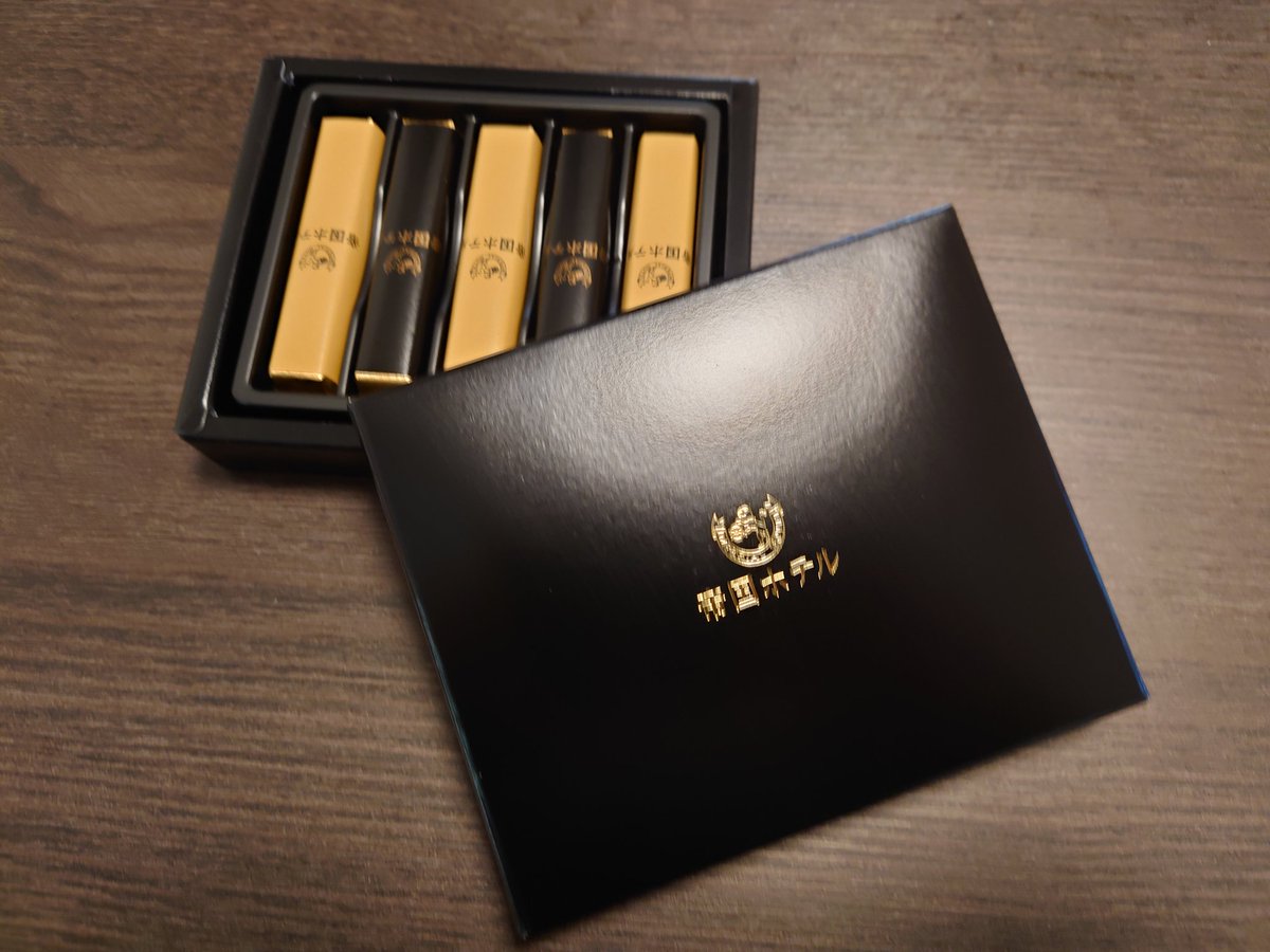 toshiayunoroke's tweet photo. なななんと！
2月末あゆが実家帰った時にあゆのお母さんから、チョコを頂きました！

凄く美味しかったー！！
帝国ホテルだよー！
このチョコも特別だよね、、、
なんかね、凄く嬉しかったよ😭😭

いつかあゆのお母さんからお義母さんと呼べるようになるのが目標です🤣🤣 https://t.co/z3dv7OR3Mn
