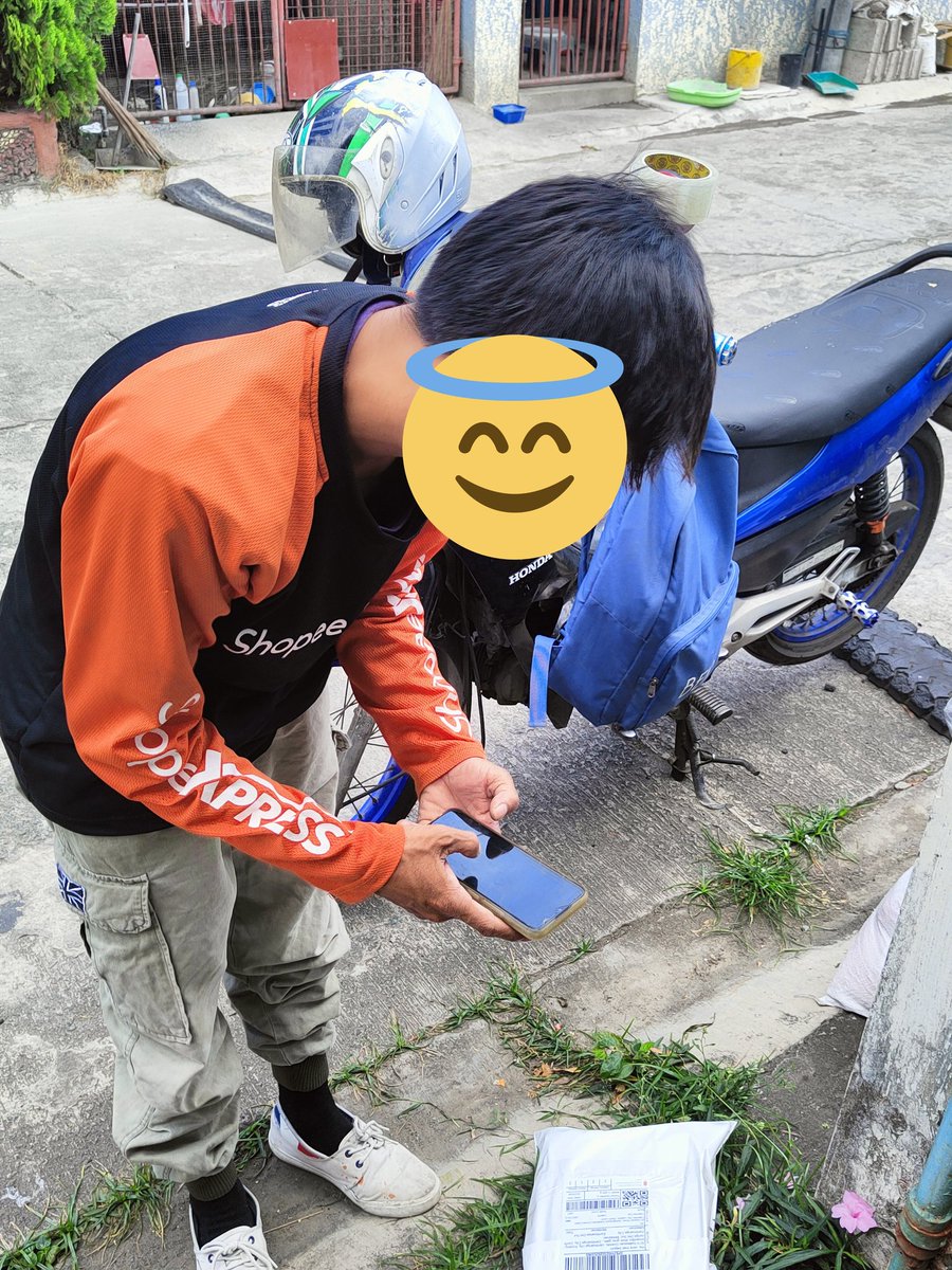 812cafe's tweet photo. shipping updates #812updates 

—11 shopee xpress sco just picked up
—6 j&amp;t sco yet to be picked up today

i will be able to ship 15 parcels every other day! expect sf refunds for shipped ld r2 items within 24 hours! https://t.co/iJtFIVWR4E