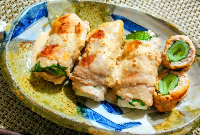 ネギと大葉を豚バラスライスで包んで焼きました🍖✨

不揃い大葉がお手頃だったので作ってみました!
ポン酢でアッサリ、塩コショウと七味唐辛子でピリ辛にも出来ます✨ 