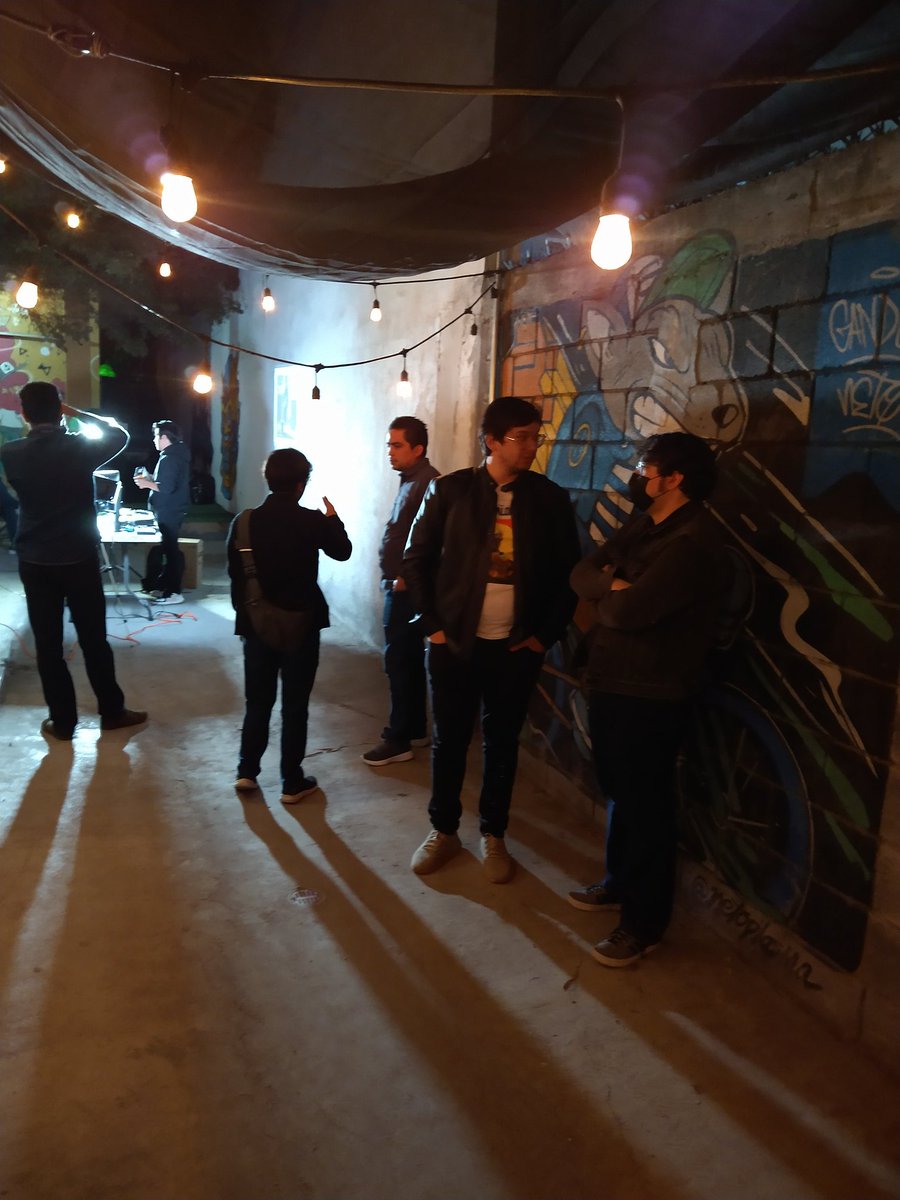 En un #juevesmaker de charlas obvio hay gente charlando...

De ñonerias obvi.