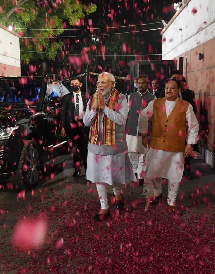 सभी समर्थकों, मित्रों व शुभचिंतकों के प्रति आभार प्रकट करता हूँ,जिन्होंने दिन रात परिश्रम करके चुनाव में सहयोग किया है,हम सभी के लिए ख़ुशी की बात है कि प्रदेश के साथ चारों राज्यों में माननीय प्रधानमंत्री नरेंद्र मोदी जी की नीतियों के कारण फिर से भाजपा की सरकार बन रही है।