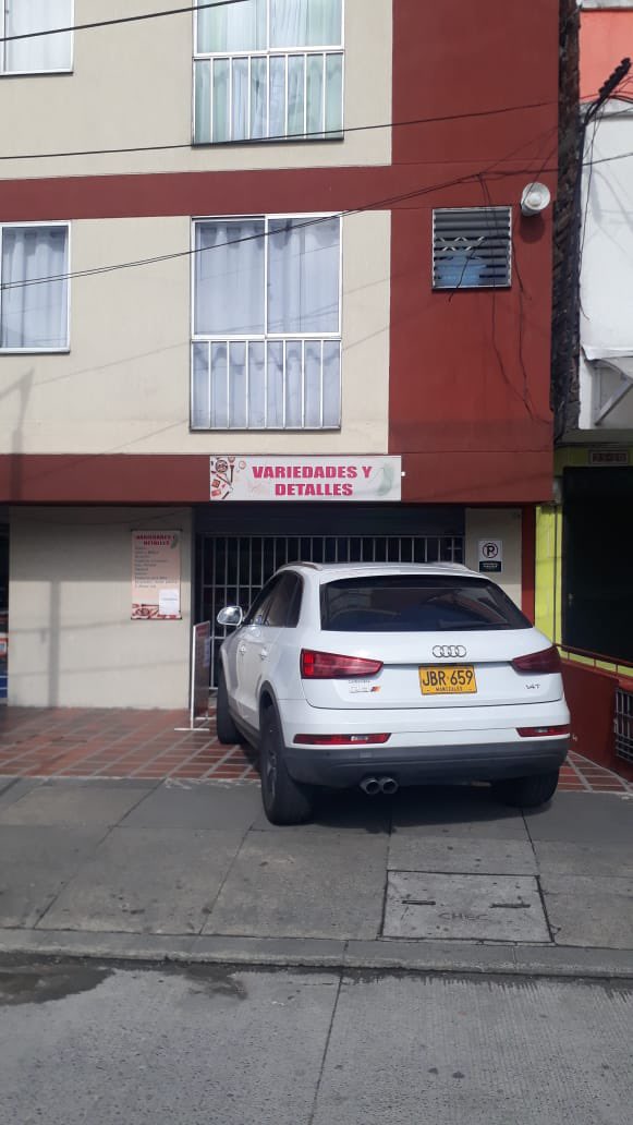 LuzElenaMuozTo2's tweet photo. @SecMovilidadMzl @Alcalde_Verde Hasta con documentos evidencialos que se parquean en andenes sin importar ni los negocios ni peatones.   Se les salió de las manos #MALPARqueado https://t.co/BhE69SwapX