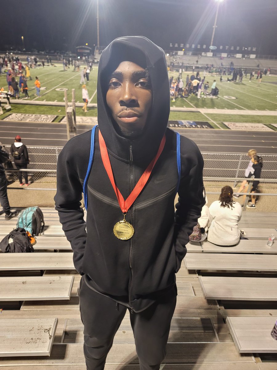 CoachStewart9's tweet photo. Congrats to Boseme kinye for winning the High jump in the season opener 6'2. First year track athlete #tracksife #Southwind #ontheprowl @SouthwindHS https://t.co/oq60c3AxOQ
