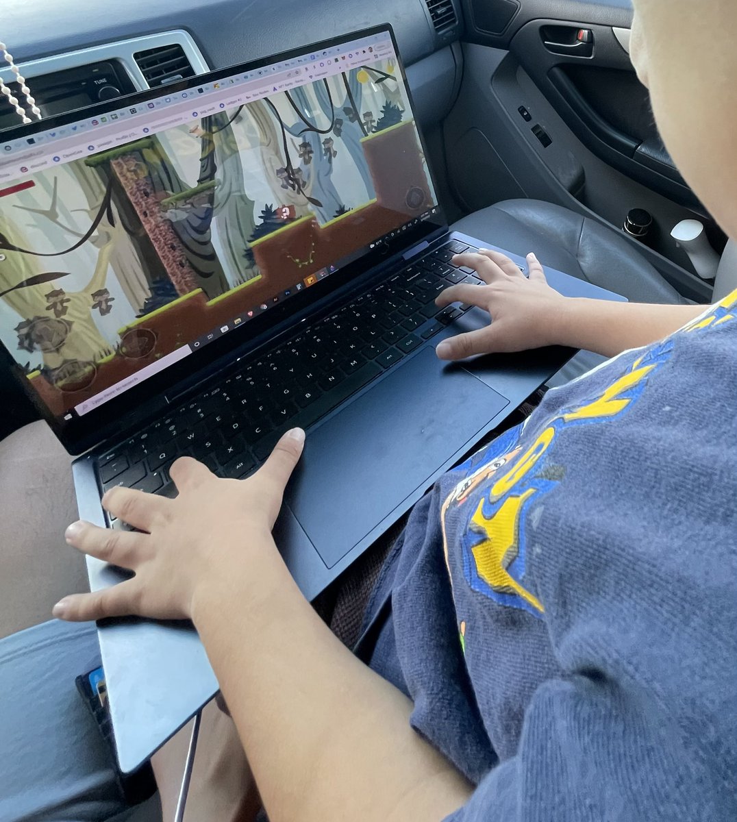 Yagimetax's tweet photo. kiddo playing some @CombatWombatNFT 🤺 https://t.co/kErHd0uXlC