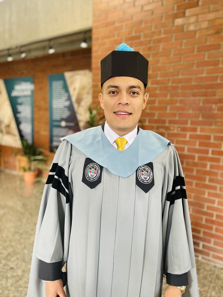 cambouzz's tweet photo. Si vivís de fiesta en los bares de la U nunca vas a salir. Graduado a los 22 (el acto a los 23) 😌 https://t.co/0yKX66KBAd