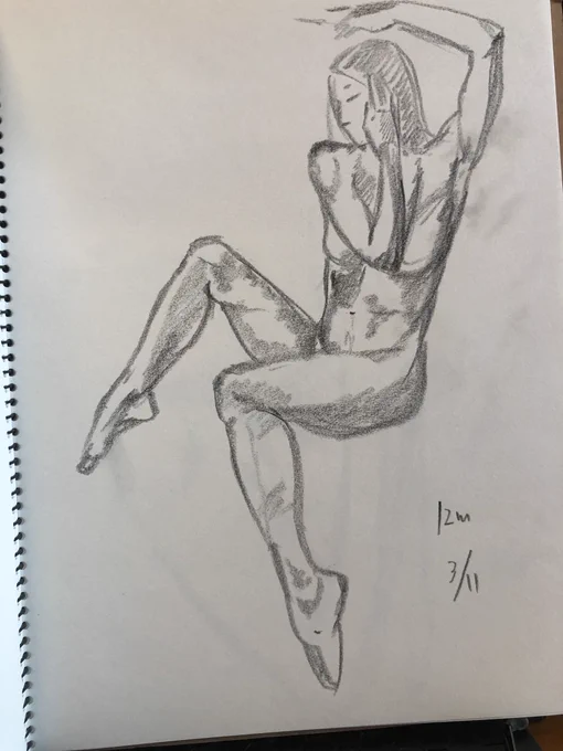 2枚目途中から、鉛筆を紙からずっと離さないで一筆で描き続ける、をしてみたんだけど、面白いな
 #まあまあクロッキー 