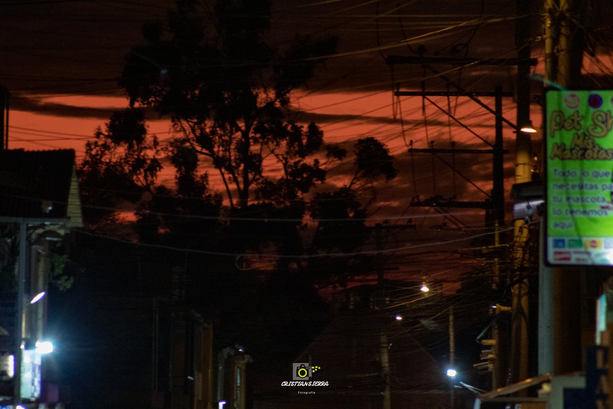 cysu_photo's tweet photo. Un Atardecer muy rojo en #Bogotá y #Soacha, una #Luna en mitad de Fase Creciente, la Bella #Nebulosa de #Orión, y La Constelación de #Canis #Majoris, son las fotitos que comparto hoy
#fotografia
#photography
#astrophotography
#astrofotografia
cc @planetariobta @wilcheschaux https://t.co/tR2JMIygki