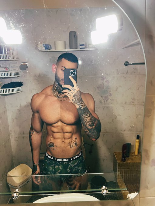 Do u miss me here?🥺  https://t.co/Wy9fRe6Ox2 https://t.co/FlqokzqPv1