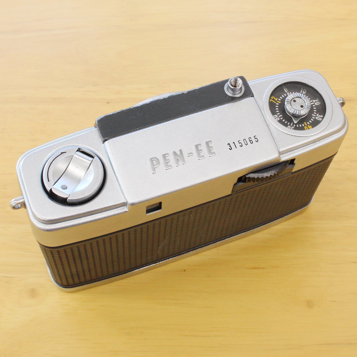 champcamera's tweet photo. 中古 #OLYMPUS #PEN_EE(#オーバーホール済) ¥22,000 By #みすずが丘(#あざみ野南)
自動露出、ピント固定、構図を決めてシャッターをきるだけのコンパクトで持ち歩きやすいハーフカメラです。
整備済で安心してお使い頂けます。
#ハーフカメラ #フィルムカメラ
https://t.co/eRUa9uDv45 https://t.co/jWqzeCMCvM