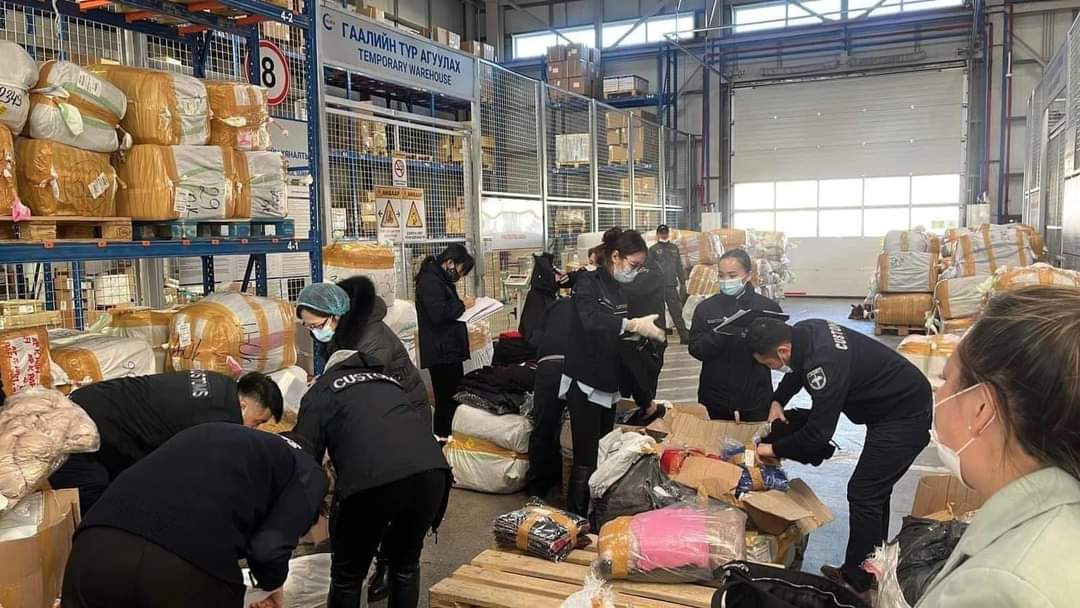 Туркээс ирсэн 20т ачааг гааль дээр байцаагч нар нэг бүрчлэн ингэж шалгах юм гэнэ. Хэзээ дуусах юм бол доо яараад яахав дээ...Я😅 Урд хөрш нь хилээ хаасан учраас ажилгүй ашиггүй халтуур муу бгаа болохоор сайн ухаж төнхөхгүй бол эд нарт олигтой юм олдохгүй болохоор юундаа яархав😂