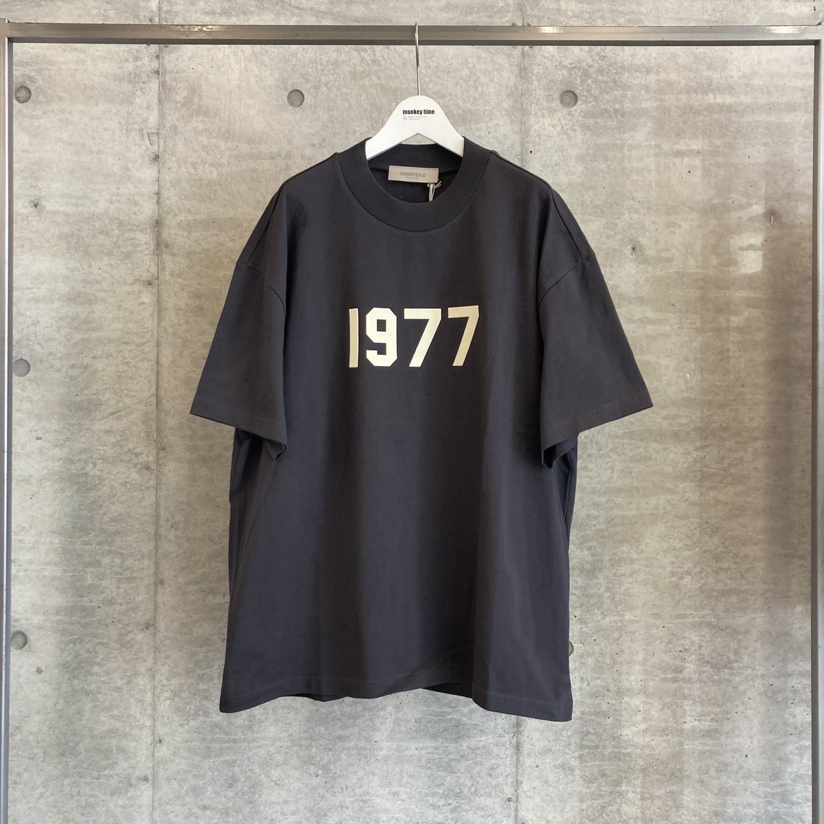 <FOG ESSENTIALS>

1977 TEE
color: Black
size: S M L XL
¥7,700-(tax in)

3月11日(金)より店舗発売致します。
翌日12日(土)よりお電話いただければ店舗からの通販対応可能となっております。
お気軽にお電話下さい。
℡03-5464-2773

#FOG
#FOGESSENTIALS
#ESSENTIALS
#monkeytime