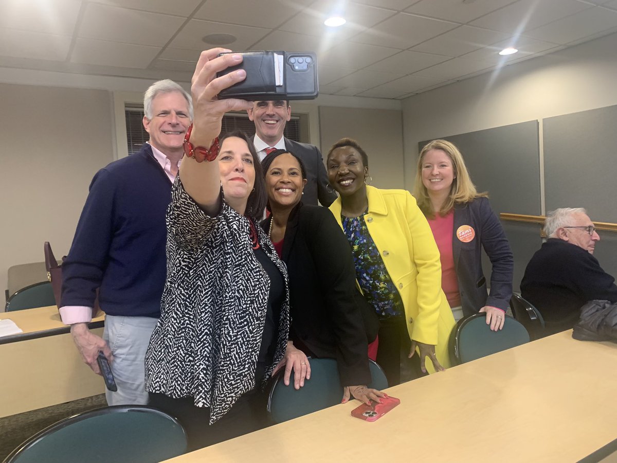 Vivian4StateRep's tweet photo. Caucusing in the @Chelmsford_MA at the @ChelmsfordPD Training room, with candidates for statewide and local office. #mapoli #StateRep #14thMiddlesex https://t.co/zzvInaRUQZ