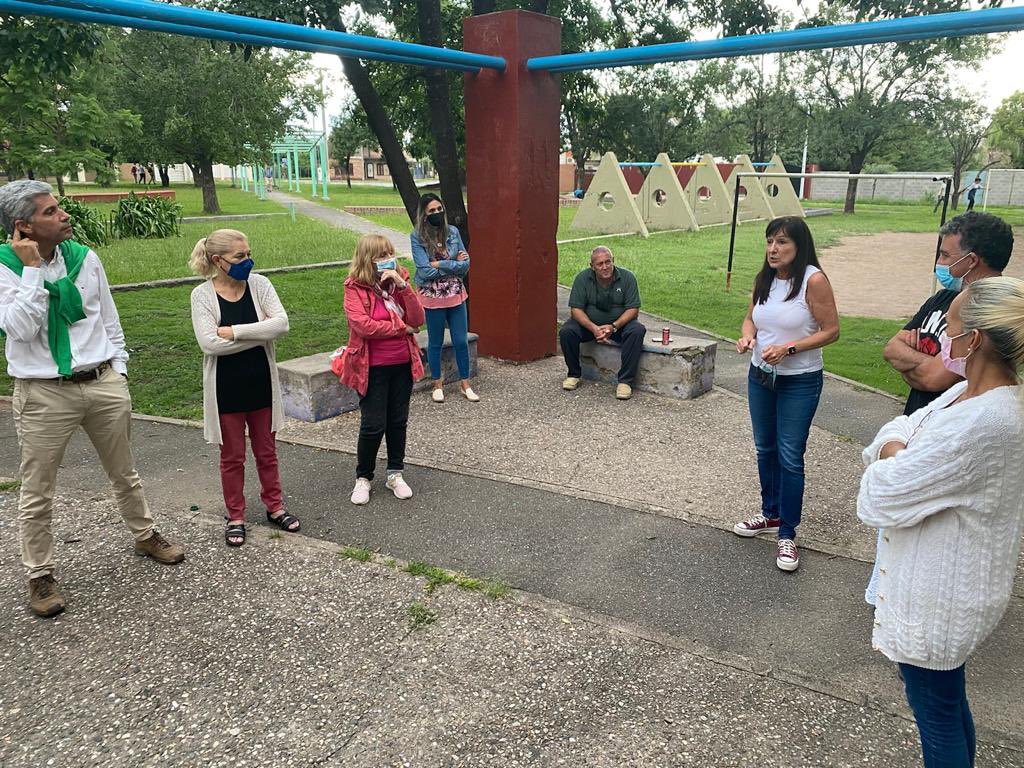 belenadan07's tweet photo. Ayer acompañé a la concejala @TerreEugenia a reunirse con El Centro Vecinal los vecinos de Granja de Funes, cuando hay vocación de servicio y un compromiso asumido siempre las necesidades de los vecinos son prioritarias #escucha #compromiso #valores https://t.co/9KPAbOQ8T2