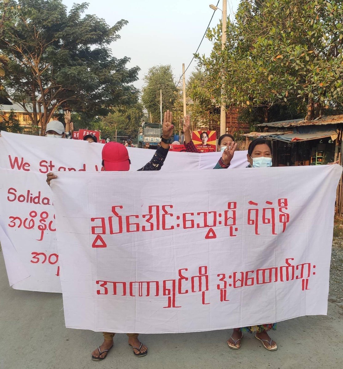 KYITHAR95368969's tweet photo. Residents from #Kale Twp, #Sagaing Division, successfully joined a 397th day of demonstration to overthrow the #MilitaryDictatorship by showing their solidarity with the people of #Ukraine 🇺🇦.

 #VillagesBurntDownByJunta
#2022Mar11Coup
#WhatsHappeningInMyanmar https://t.co/42P63R7uxR