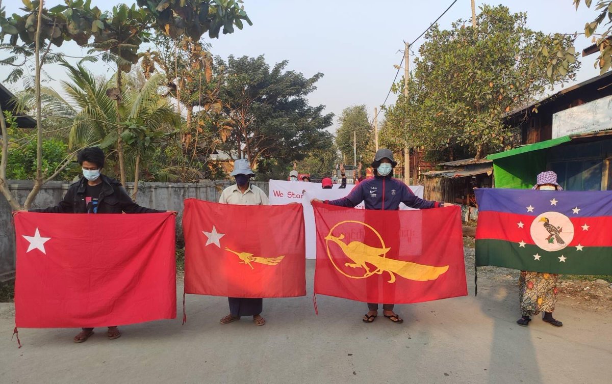 KYITHAR95368969's tweet photo. Residents from #Kale Twp, #Sagaing Division, successfully joined a 397th day of demonstration to overthrow the #MilitaryDictatorship by showing their solidarity with the people of #Ukraine 🇺🇦.

 #VillagesBurntDownByJunta
#2022Mar11Coup
#WhatsHappeningInMyanmar https://t.co/42P63R7uxR