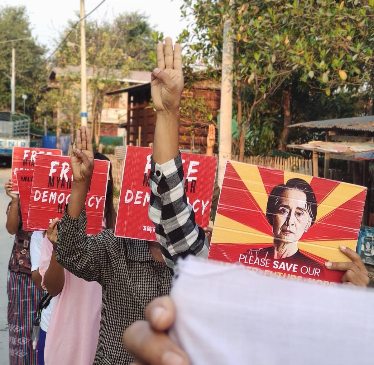 KYITHAR95368969's tweet photo. Residents from #Kale Twp, #Sagaing Division, successfully joined a 397th day of demonstration to overthrow the #MilitaryDictatorship by showing their solidarity with the people of #Ukraine 🇺🇦.

 #VillagesBurntDownByJunta
#2022Mar11Coup
#WhatsHappeningInMyanmar https://t.co/42P63R7uxR
