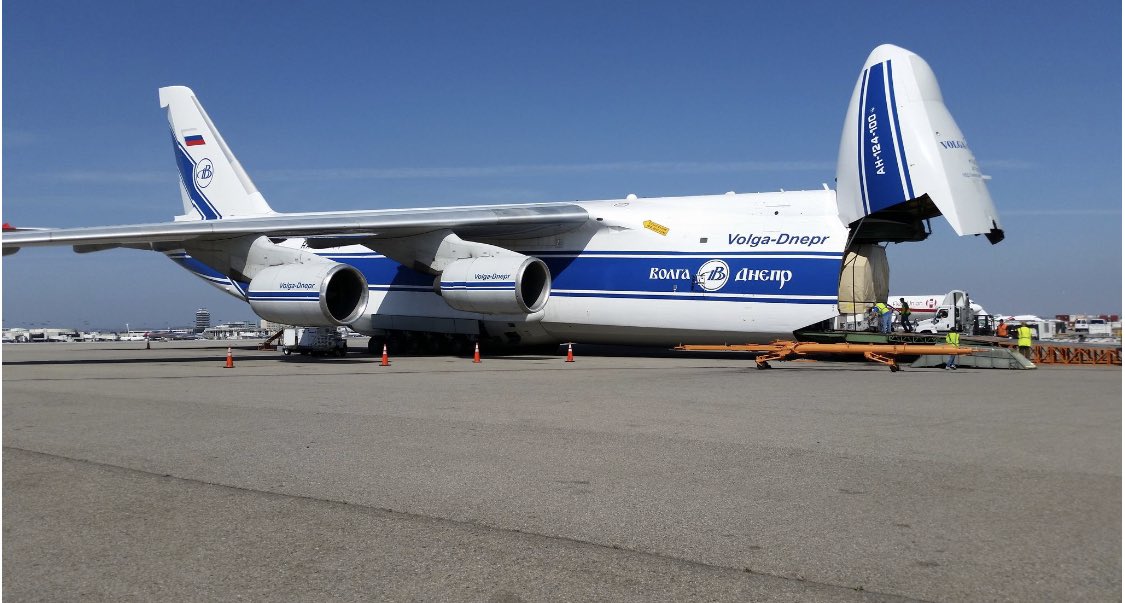 ocharfen's tweet photo. @EnsedeCiencia Comparto imágenes del 2015 durante el  embarque del Satélite Centenario en otro Antonov que lo transportaría de Los Ángeles, California, EUA, a Baikonour, Kazajistán para su lanzamiento. Lanzamiento que resultó fallido. https://t.co/zrPK27yWFL