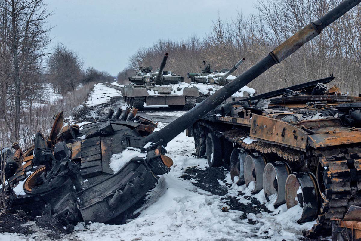 DarthPutinKGB's tweet photo. Russian tanks now come in Coupé version thanks to Javelin conversion kit. https://t.co/KJggf0tME9