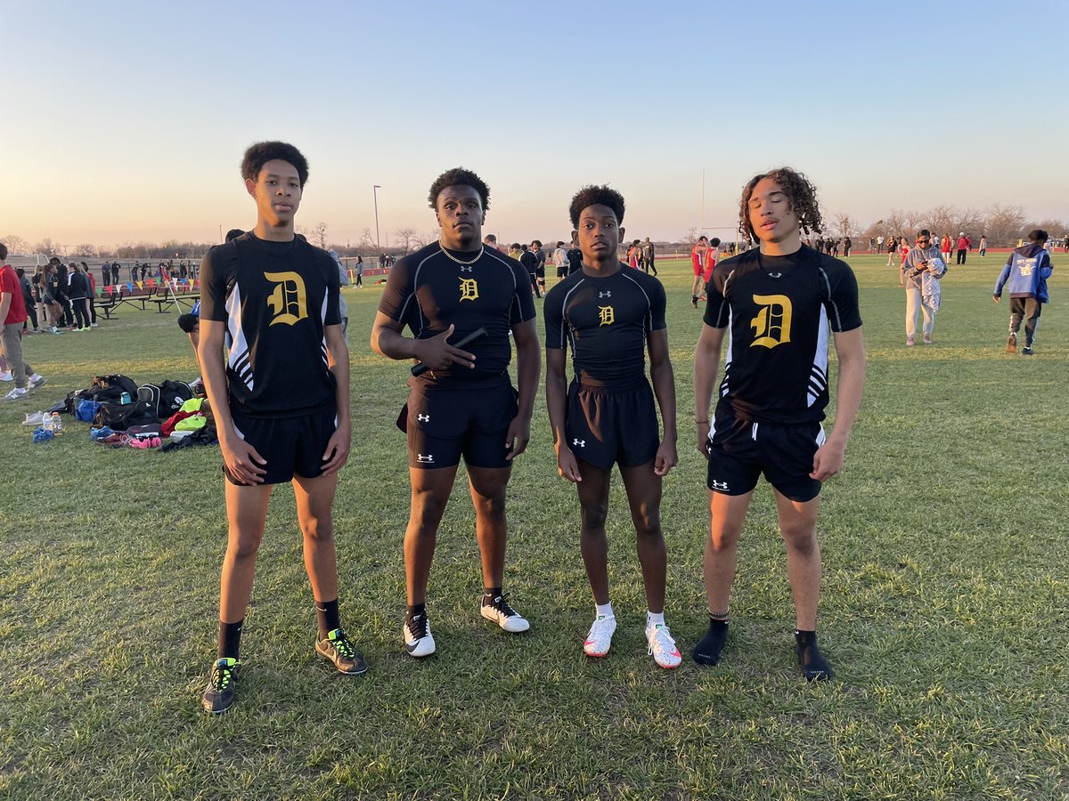 Coachclintburns's tweet photo. @HubertPeyton @jakobi90065819 @KadenDSanders @zayne45979172 Nothing warms my heart than four football players winning a relay, JV division winners of the 4x200 tonight. https://t.co/LRWyTRZxnc