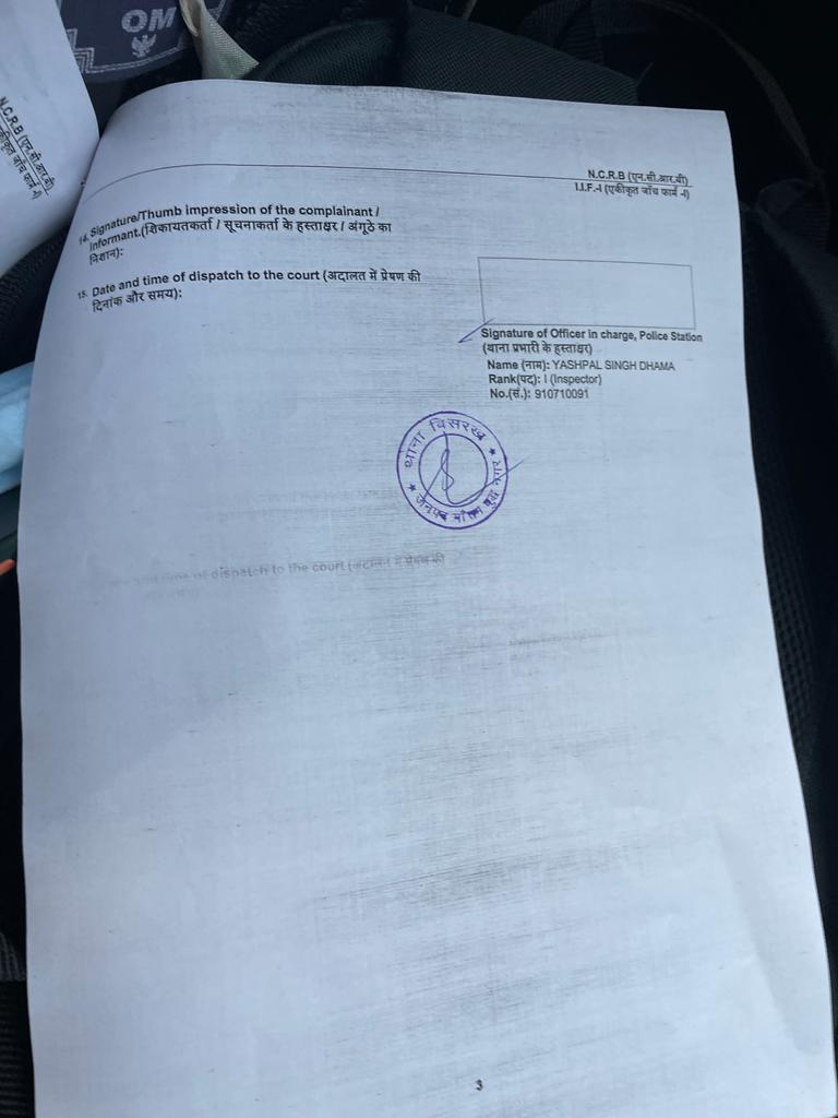 Shivali42934679's tweet photo. @myogioffice @myogiadityanath @upeidaofficial @dgpup @2_noida @acp2noida @Acp4GrNoida .hamari FIR to likh gai but niyay nhi apradhi aram se khuyaam ghum rhe hai .aur ham dar me jee rhe hai kesha kanoon hai ye .abhi tak FIR 22 ghante ho gaye par police apna kaam suru nhi kar pai ? https://t.co/vW5YvnwtQw
