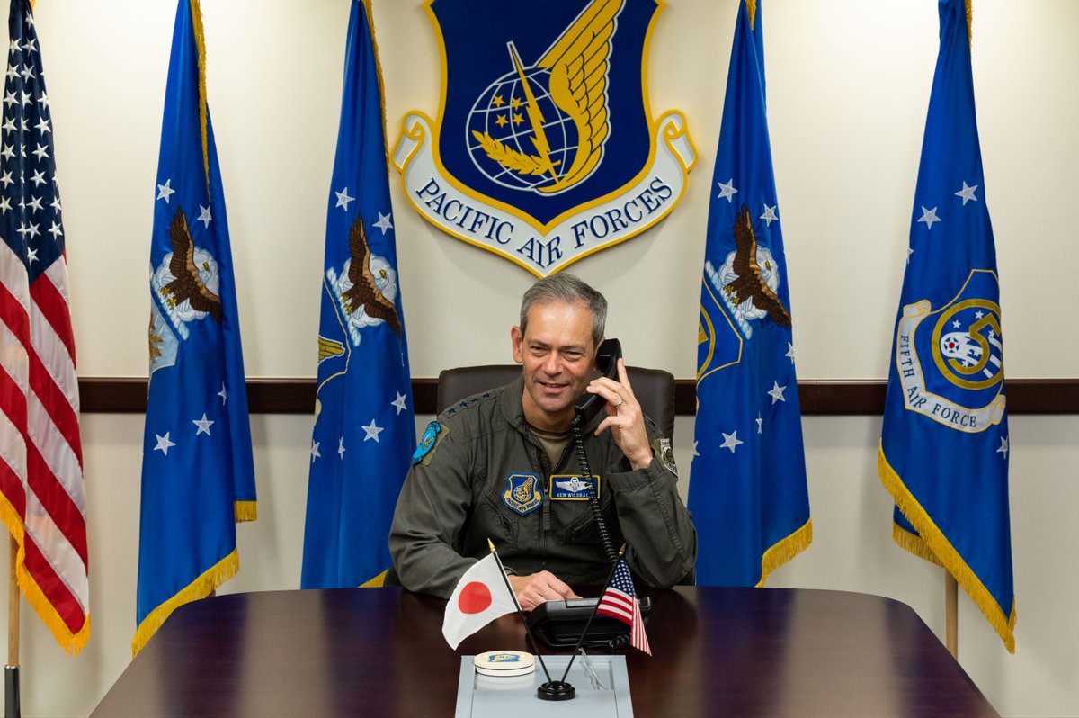 PACAF's tweet photo. #COMPACAF, Gen Wilsbach &
@JASDF_PAO Gen Izutsu had a discussion to reaffirm the importance of the #JapanUSAlliance & concurred to further promote cooperation incl. enhanced deterrence and response capability via bilateral training for promoting a free and open Indo-Pacific. https://t.co/LPtmTresxB