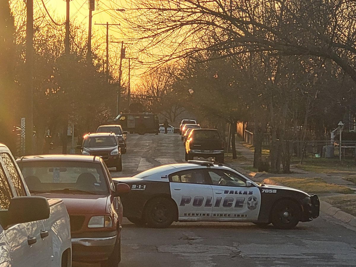 DPDFUGITIVE's tweet photo. Suspect wanted for UPF/Evading/Probation violation agg Assault decided it would be a good idea to barricade under a house to avoid arrest. @TacticalDPD made him regret certain life choices today. Thanks for the help! #flyingfugitive https://t.co/EKA13v482f