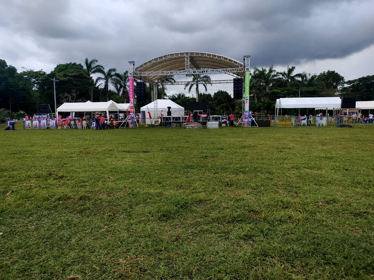 markgarx's tweet photo. The crowd left the venue clean in Sagay Leni-Kiko Rally. #NegrosIsPink https://t.co/frdxDD5Bq4