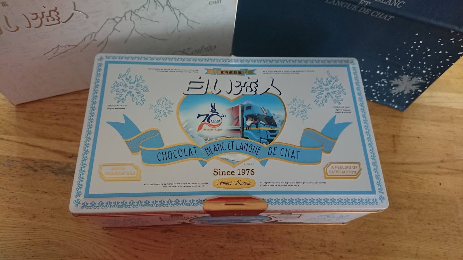 物流ニッポンweb支局取材班 白い恋人オリジナル缶 シズナイロゴス 北海道 は 創立70周年を記念し 石屋製菓の 白い恋人 のオリジナル缶を製作しました 2月中に全社員に配布 取引先 関係先へも順次贈呈する予定です 物流ニッポン 新聞 11