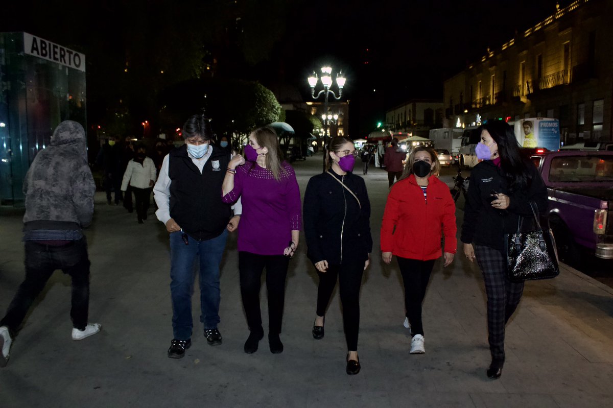 Realizamos un recorrido nocturno con nuestro Presidente Municipal, Directores y Personal femenino de Servicios Públicos que realizaron el decorado alusivo al Día Internacional de la Mujer en el Museo de la Ciudad y la Plaza de Armas .
