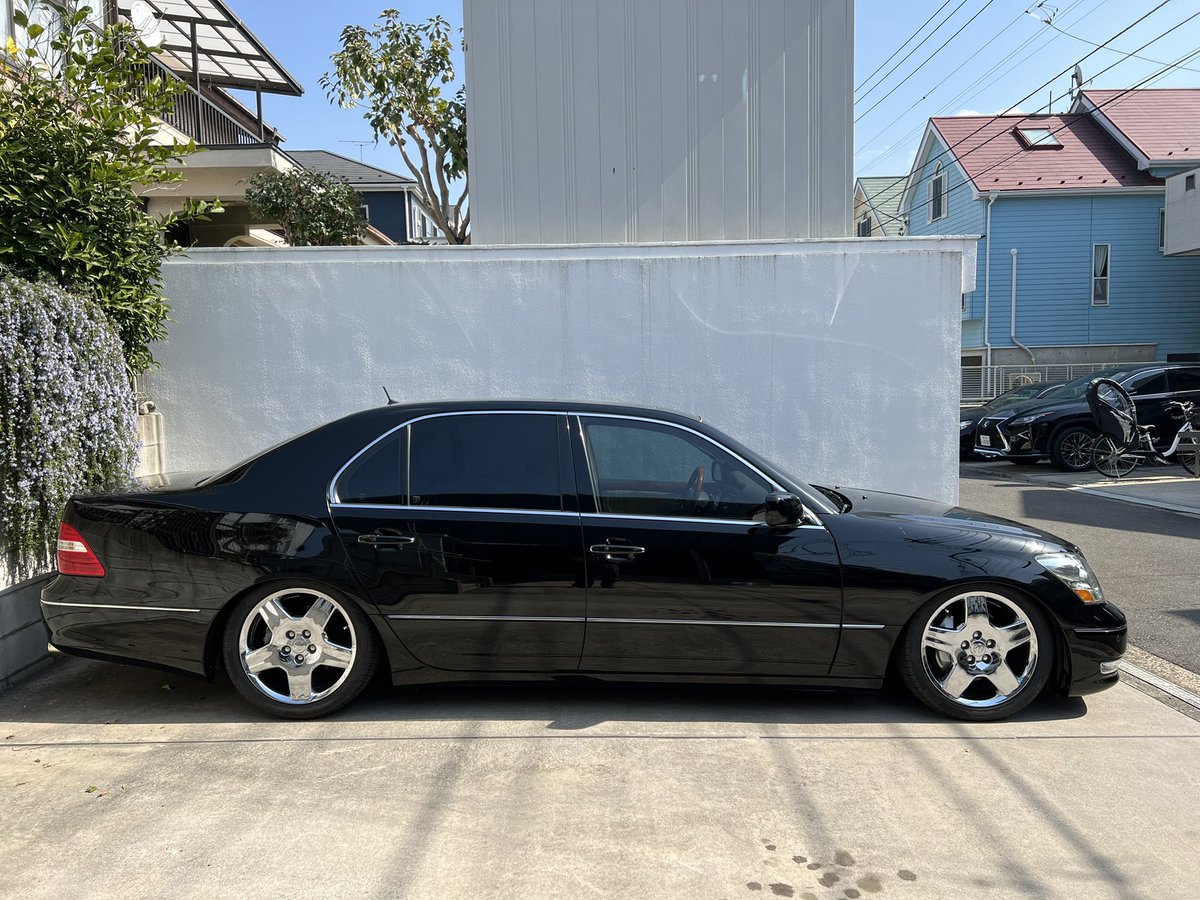 BBSSUPERRS's tweet image. 我が家のLS430、なかなか良い感じになって来た。
まだまだ直したいところも有るけれど、キリが無い。
欲しかったホイールの話も流れちゃったから、45偏平のレグノに変えて車高上げて更に快適にしようかね。
430も悪くない。
でもやっぱりセルシオも乗りたい。
#LS430 #セルシオ #ディアート