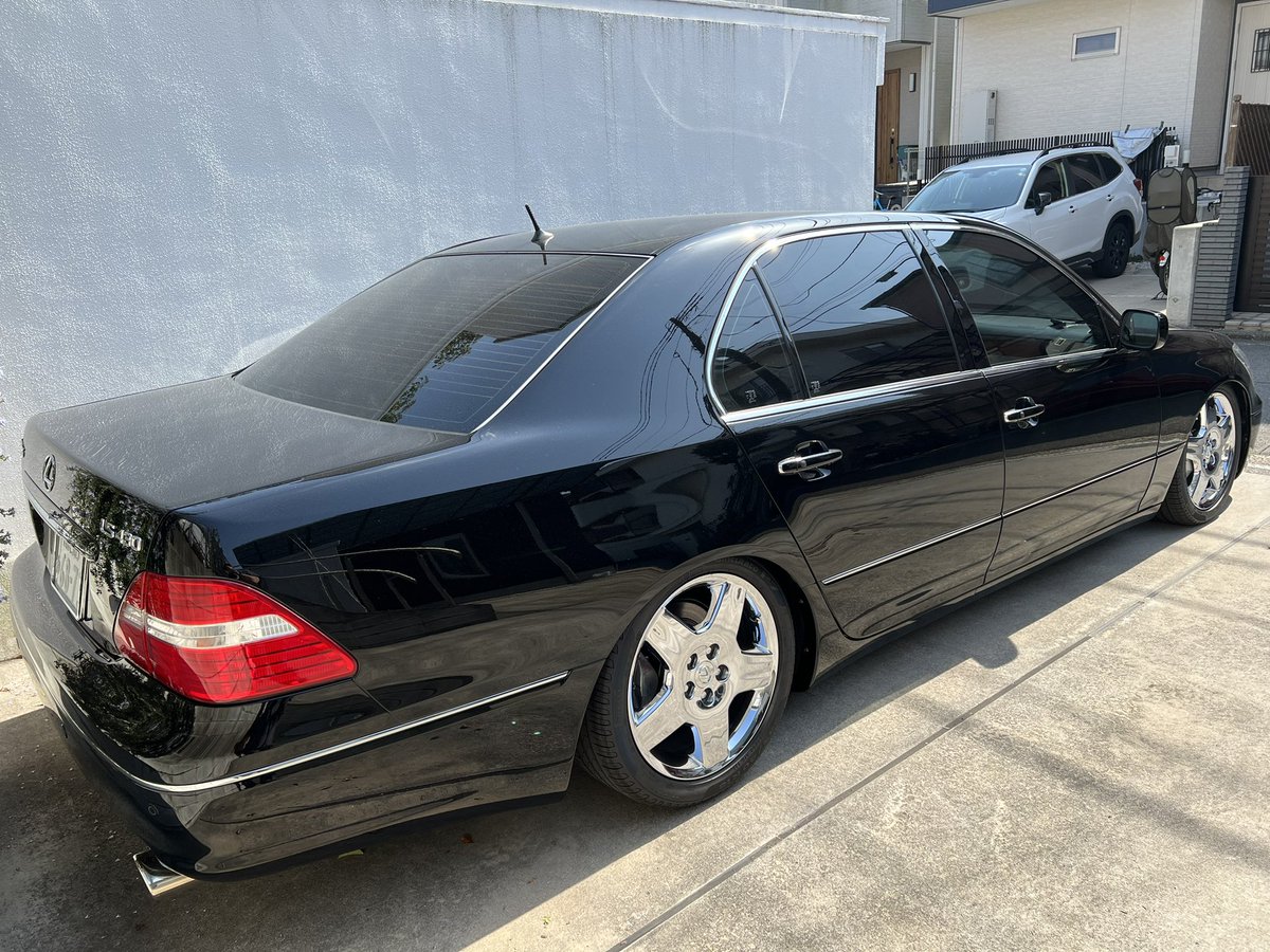 BBSSUPERRS's tweet image. 我が家のLS430、なかなか良い感じになって来た。
まだまだ直したいところも有るけれど、キリが無い。
欲しかったホイールの話も流れちゃったから、45偏平のレグノに変えて車高上げて更に快適にしようかね。
430も悪くない。
でもやっぱりセルシオも乗りたい。
#LS430 #セルシオ #ディアート