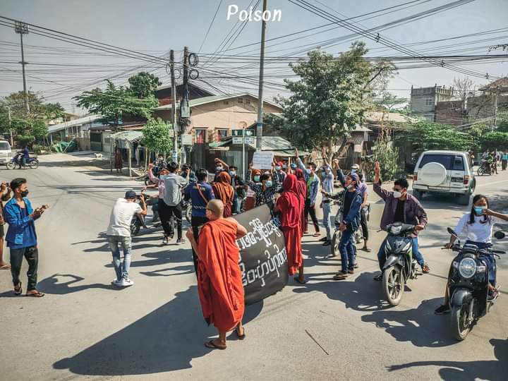 aprilkhin25's tweet photo. Maha Aung Myay collective strike protesters took to the streets of Mandalay, urging people to support Sagaing Region &amp; Karenni State which are currently under attack by terrorist junta.

#VillagesBurntDownByJunta
#2022Mar11Coup
#WhatsHappeningInMyanmar https://t.co/Y0XrY4z4Tg